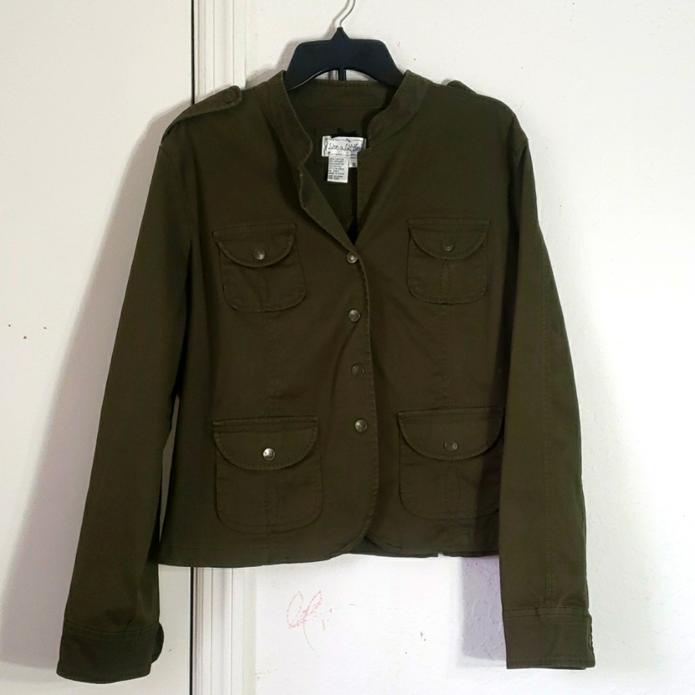 🎀SALE🎀 LIVE A LITTLE. LONG SLEEVE LIGHT JACKET. SIZE XL.